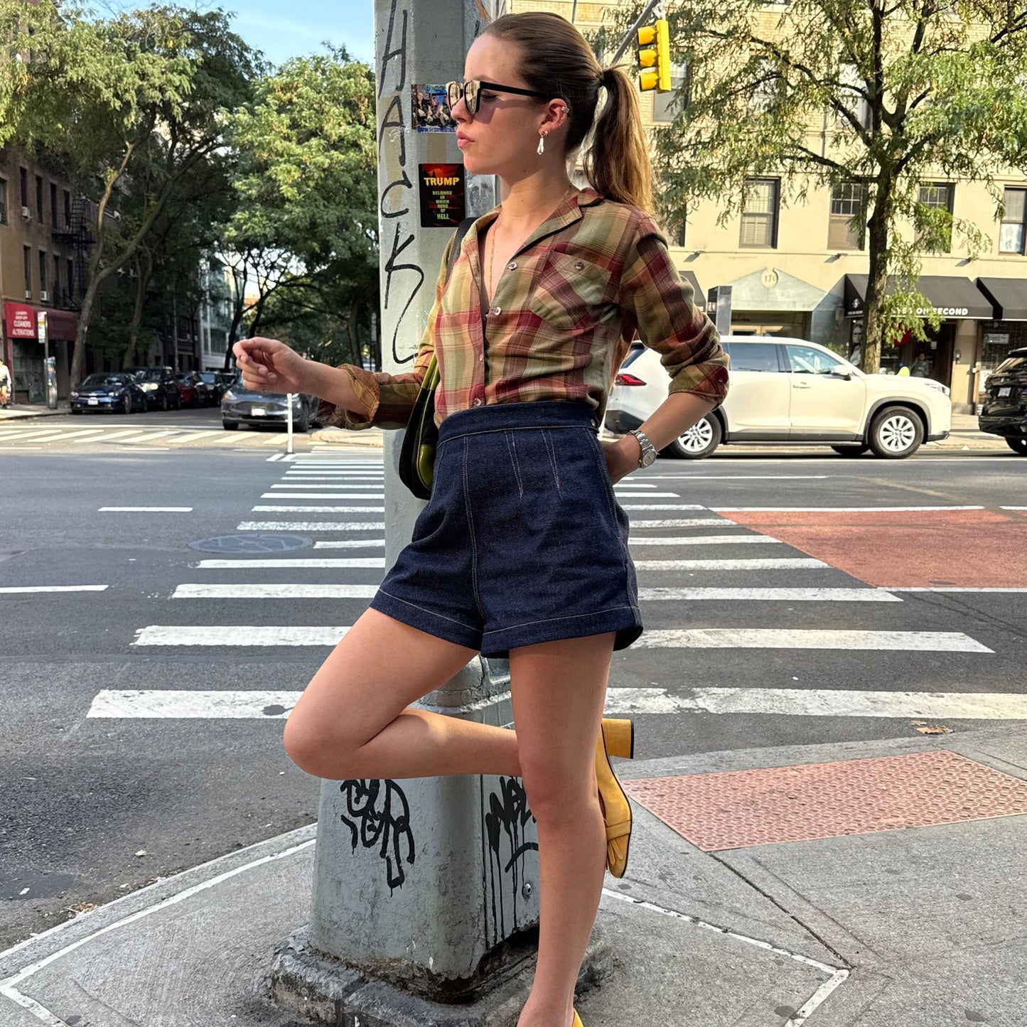 Janice Shorts in Denim With Gold Stitching